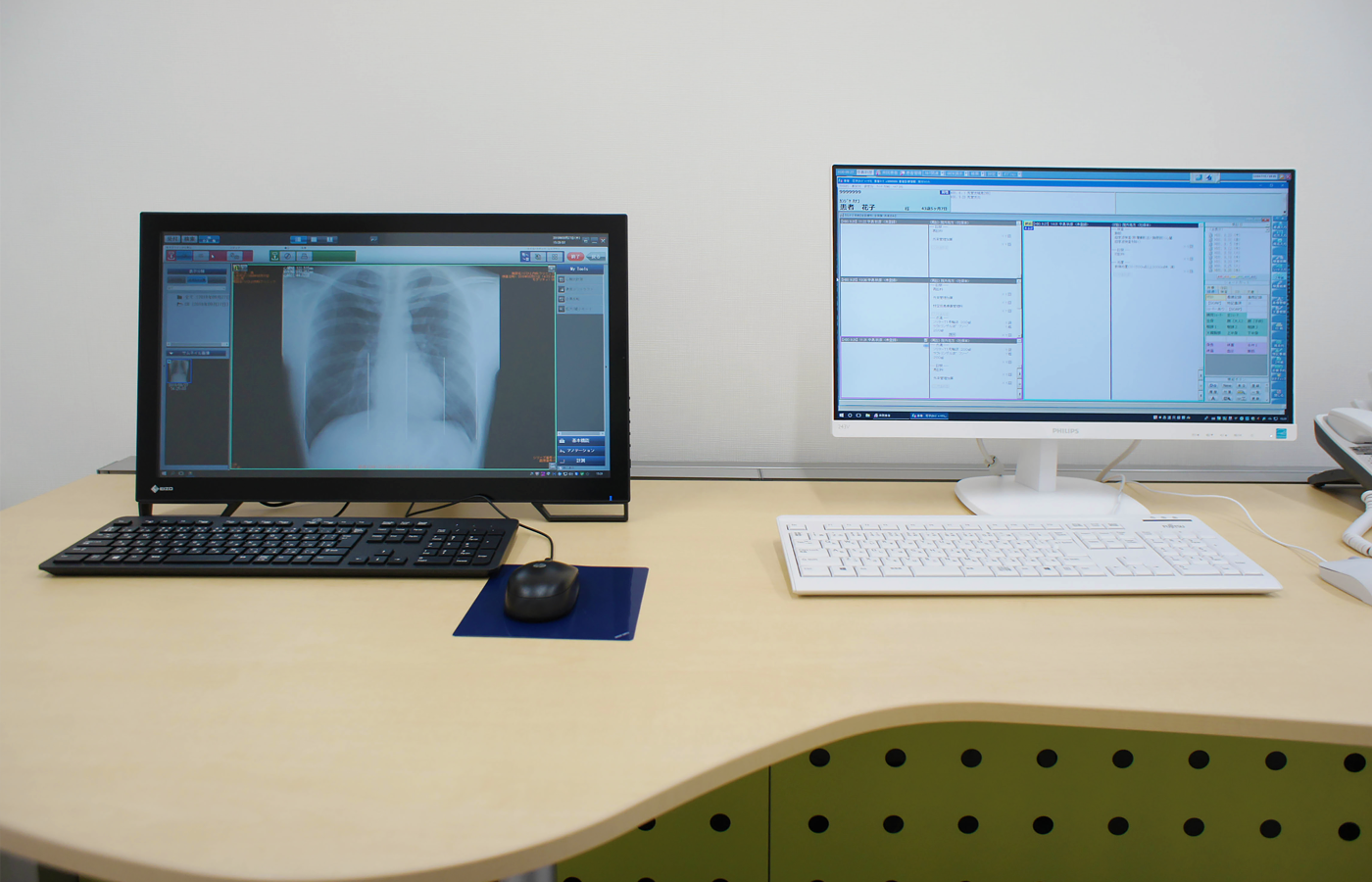 コニカミノルタ製 医用画像情報システム（左）とメディコム（パナソニック）製 電子カルテ（右）